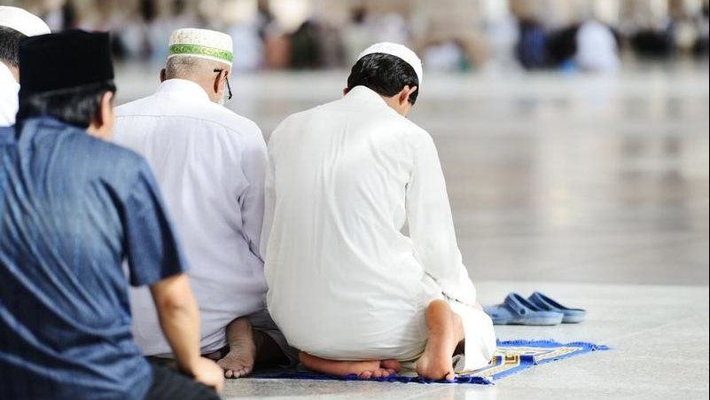 هل صلاة الجماعة في المنزل تغني عن أدئها في المسجد ؟.. الإفتاء توضح