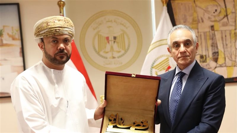 وزير العدل يستقبل وفدا قضائيا من سلطنة عمان لبحث تبادل الخبرات