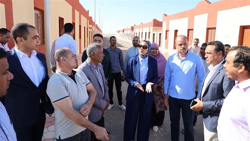 محافظ الوادي الجديد تتابع مشروع قرى “الخير والنماء” وإنشاء أول فندق سياحي ببلاط