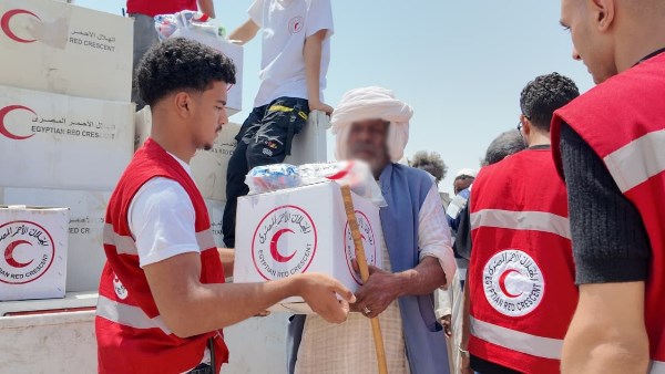 الهلال الأحمر يطلق قافلة إغاثية وصحية متكاملة لدعم الأسر الأولى بالرعاية في شلاتين