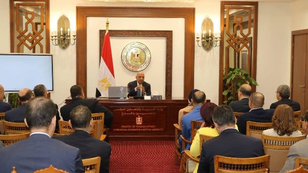 وزير الكهرباء يطرح فرص الاستثمار وتوطين الصناعة على سفراء مصر الجدد