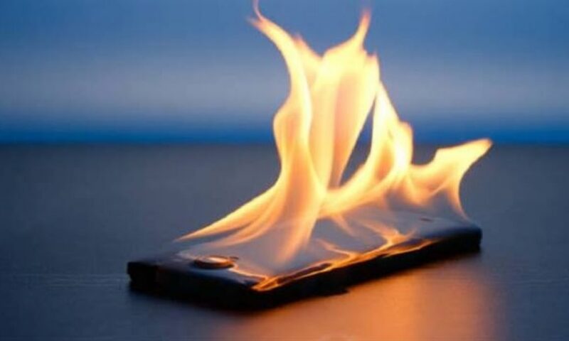 الشواحن المقلدة والمشتركات الكهربائية تهدد المنازل.. خبير طاقة يكشف أخطاء قد تنتهي بحرائق
