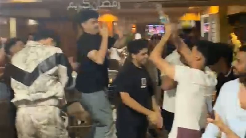 على أنغام “أنا مصر حبيبتي”، رقص واحتفالات بكافيهات وشوارع أسيوط بتأهل مصر لدور الـ 16 (فيديو)