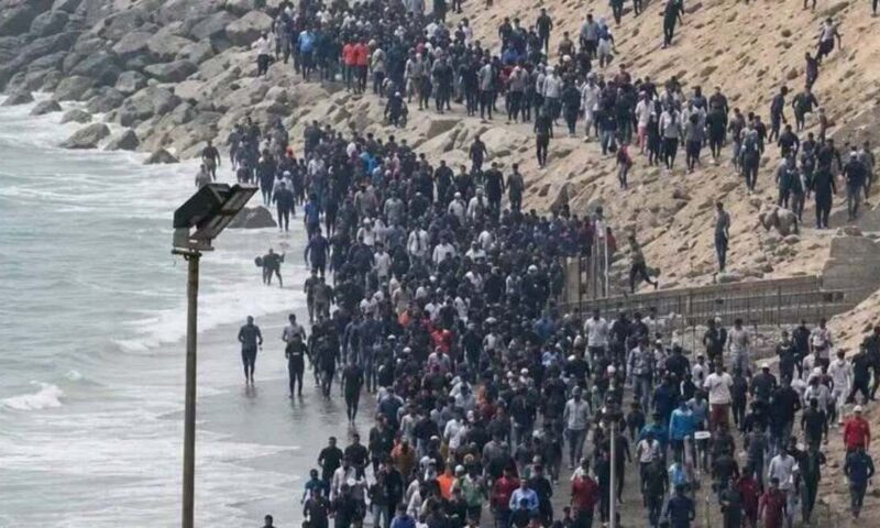 اقتحام جماعي للحدود.. آلاف المهاجرين يعبرون من المغرب نحو إسبانيا