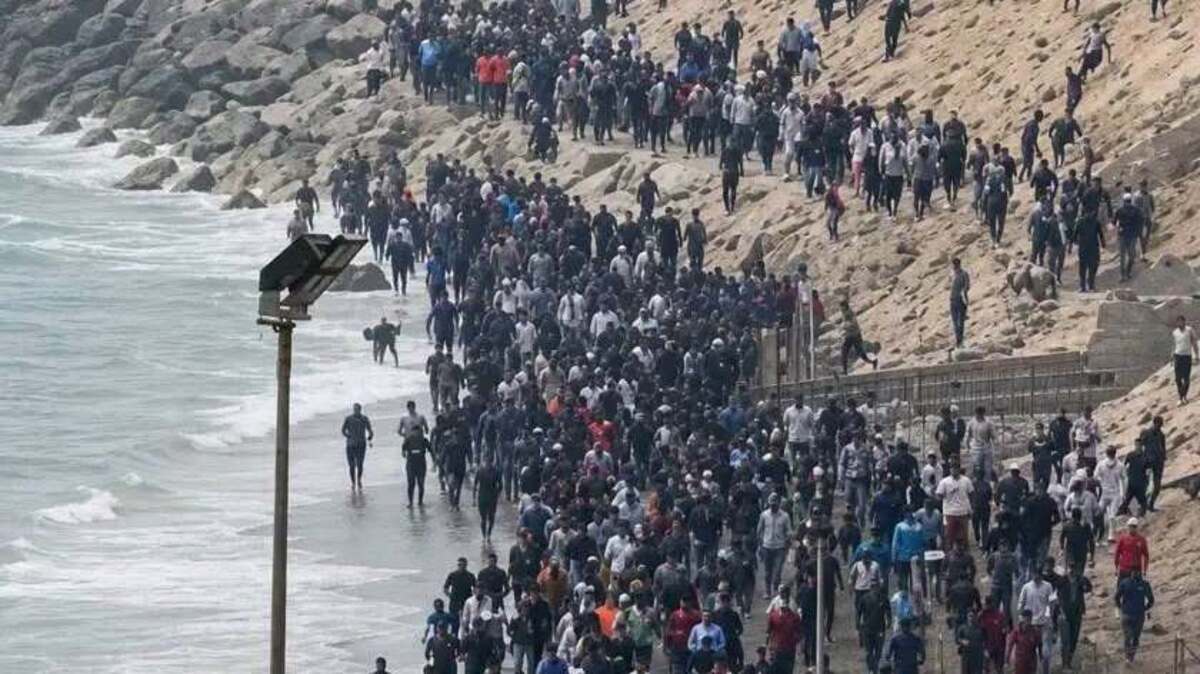 اقتحام جماعي للحدود.. آلاف المهاجرين يعبرون من المغرب نحو إسبانيا