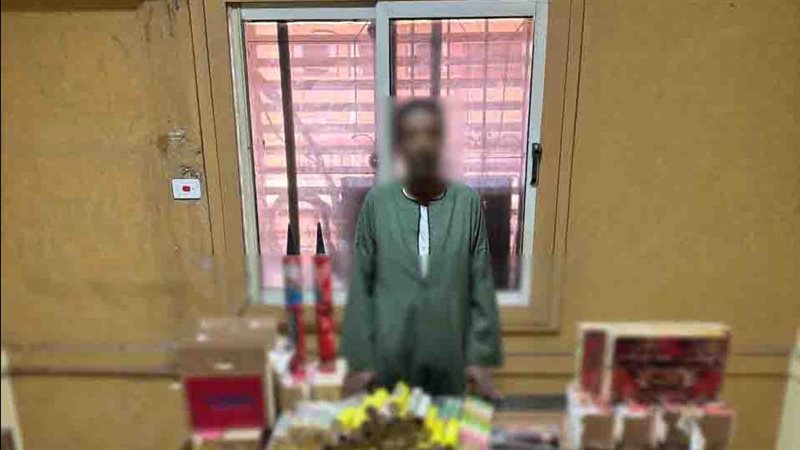 السوشيال ميديا فضحت نشاطه، سقوط مروج الألعاب النارية بأسوان وبحوزته 1258 قطعة