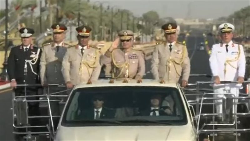 الرئيس السيسي يرتدي الزي العسكري ويتفقد مقر القيادة الاستراتيجية