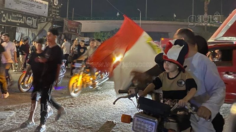 احتفال الجماهير تحتفل شوارع المنوفية بتأهل مصر لدور الـ 32 وتردد: “ميسي راح فين؟” (فيديو)