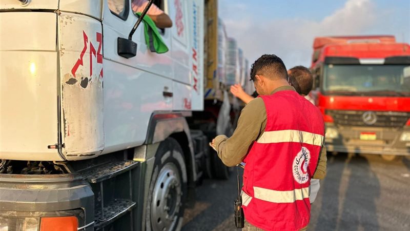 الهلال الأحمر المصري يواصل إغاثة غزة بقافلة “زاد العزة 277”