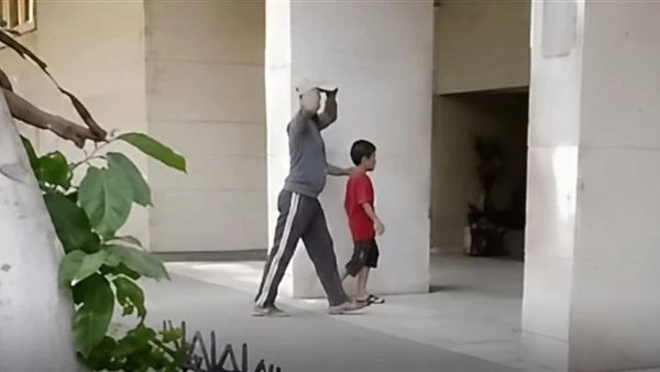 العمل تدرس حالة كفيف يعمل في حمل شكائر الاسمنت لتقديم الرعاية اللائقة