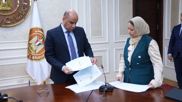 رداد يراجع عقود عمل قبل تسليمها الشباب استعدادا للسفر إلى لبنان