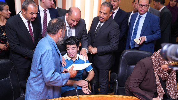 وزير العمل ومحافظ الشرقية يُسلمان عقود توظيف لذوي الهمم