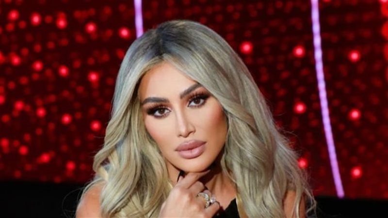 مايا دياب تحيي حفلا بتركيا وترقص مع الجمهور ومعجبة تهديها باقة ورود (فيديو وصور)