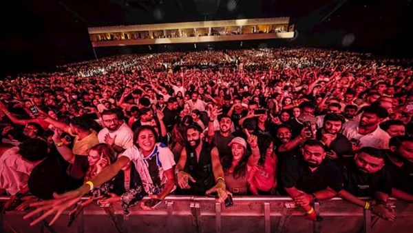تامر حسني يتألق في جدة وسط حضور جماهيري حاشد