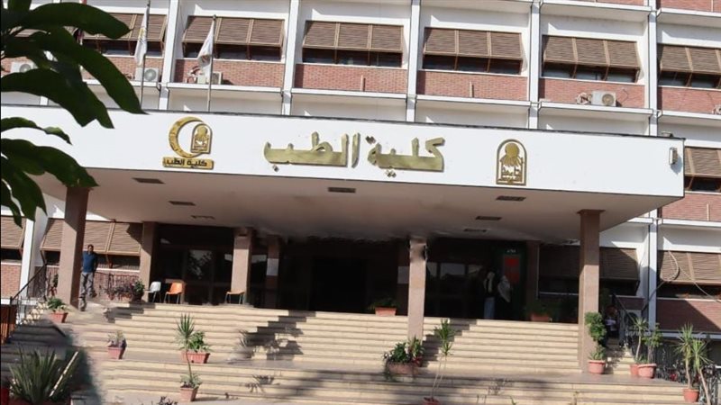 أزمة خفض القبول بالكليات الطبية تتصاعد.. “التعليم العالي”: مستشفى جامعي مؤهل شرط أساسي لبدء الدراسة.. ونقيب الأطباء: خفض القبول ضرورة للحفاظ على جودة التعليم