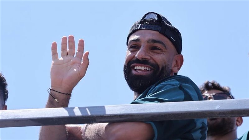 كيف استقبلت الجماهير محمد صلاح عقب وصوله إلي أحد فنادق العلمين؟ (فيديو)