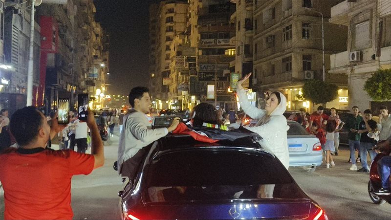 عروسان يحتفلان بتأهل مصر إلى دور الـ 16 وسط الجماهير بشوارع المنصورة (صور)
