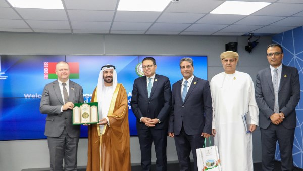 اليماحي يناقش مع قيادة المعهد البيلاروسي سبل دعم مراكز الفكر وصناعة القرار