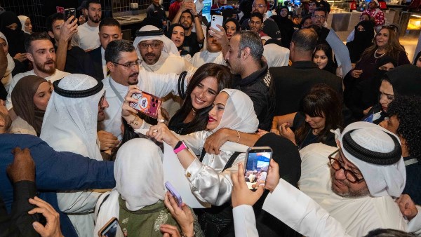 ياسمين عبد العزيز وأحمد السقا يحتفلان بالعرض الخاص الثاني لـ خلي بالك من نفسك في الكويت