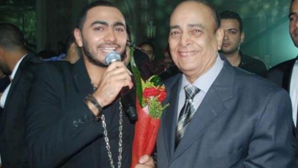 مطرب عظيم وبعد عني سنين .. تامر حسني يتحدث عن علاقته بوالده