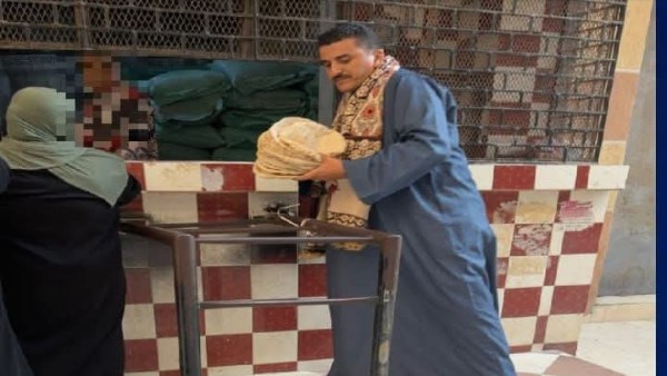 وقف في الطابور.. مدير الرقابة التموينية يتنكر بالجلباب والشال لكشف المتلاعبين بالخبز المدعم