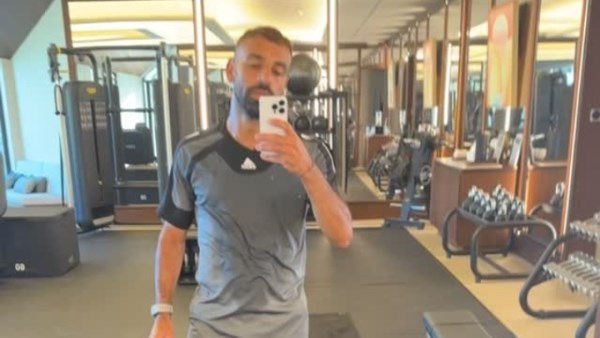 صلاح يحافظ على جاهزيته.. كابتن منتخب مصر يواصل تدريباته في الجيم خلال عطلته الصيفية