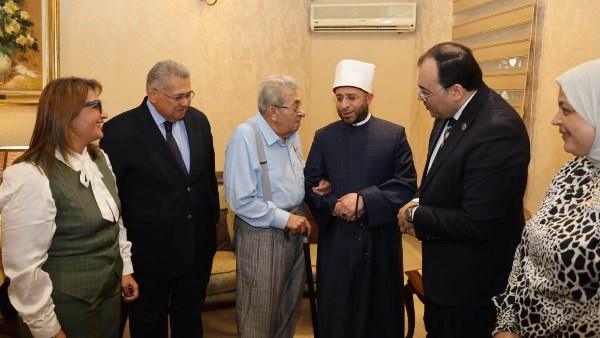 عكازي وسبب ستري.. ابنة فاروق فلوكس تحتفي بوالدها بعد لقائه وزير الأوقاف