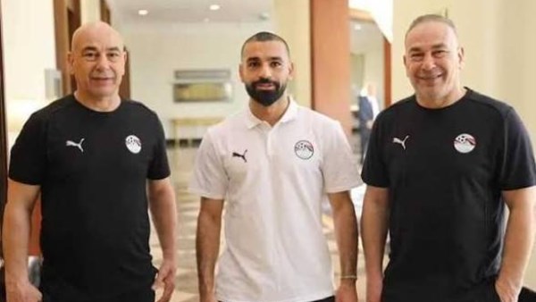 نقل خبراته للجميع.. إبراهيم حسن: محمد صلاح كان مدرسة للاعبي منتخب مصر داخل المعسكر