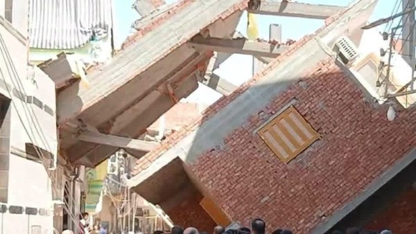 لحظات رعب.. انهيار منزل فوق مسجد بالدقهلية بعد دقائق من خروج المصلين