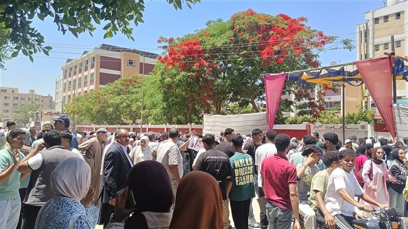 توافد طلاب الثانوية العامة على اللجان لأداء امتحاني التاريخ والفيزياء