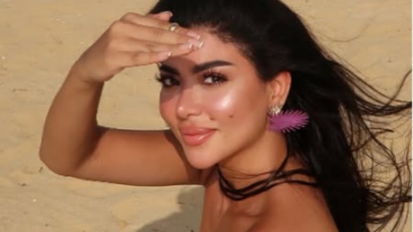 كارولين عزمي تستعرض أناقتها على البحر.. شاهد