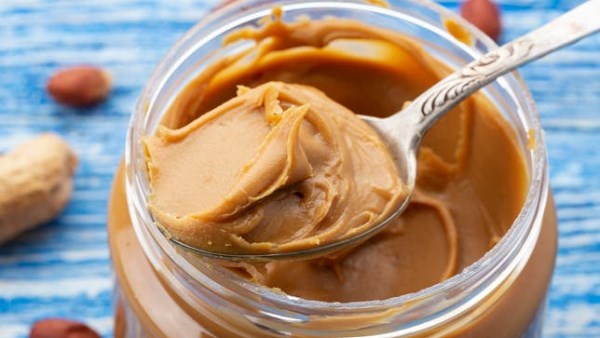 طريقة عمل زبدة الفول السوداني في المنزل.. مكونات بسيطة وطعم غني