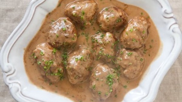 لو محتارة في غدا النهاردة.. جربي كرات اللحم السويدية بصوص كريمي زي المطاعم