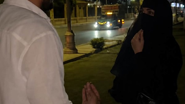 قفشت جوزها بيخونها في الشارع.. فيديو السيدة المنتقبة يهز السوشيال ميديا