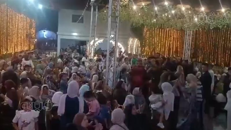 زفة بطعم الانتصار، عروسان يحتفلان بتأهل مصر إلى دور الـ16 داخل قاعة أفراح بشبين الكوم (فيديو)