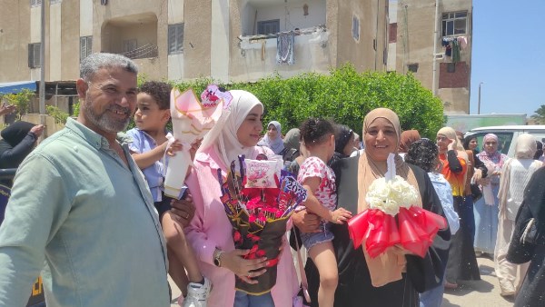 بالرقص والورود ورذاذ الفوم.. طلاب الثانوية العامة يحتفلون بانتهاء ماراثون الامتحانات في المحافظات
