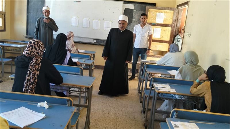 رئيس منطقة الإسماعيلية يتابع امتحانات القسم الأدبي بلجنة الأبطال شرق القناة