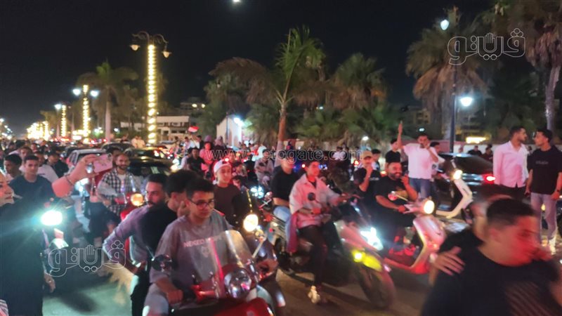 “بورسعيد مولعة”، دموع وصراخ وزفة شعبية احتفالا بتأهل منتخب مصر لدور الـ 16 (فيديو)