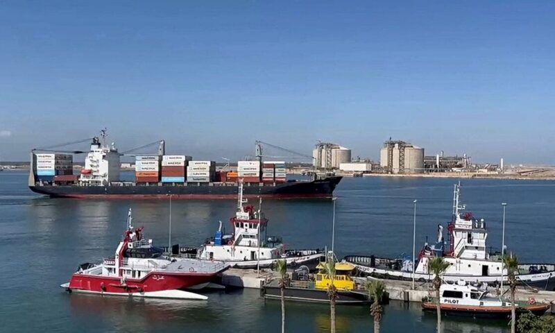 مصر: طائرة مسيرة وراء حريق سفينتين في ميناء دمياط