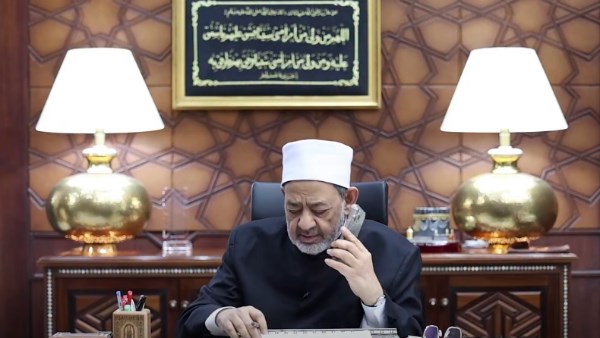 رسائل وعبر الإمام الأكبر .. حديث نبوي ظهر خلف شيخ الأزهر يلفت أنظار العالم