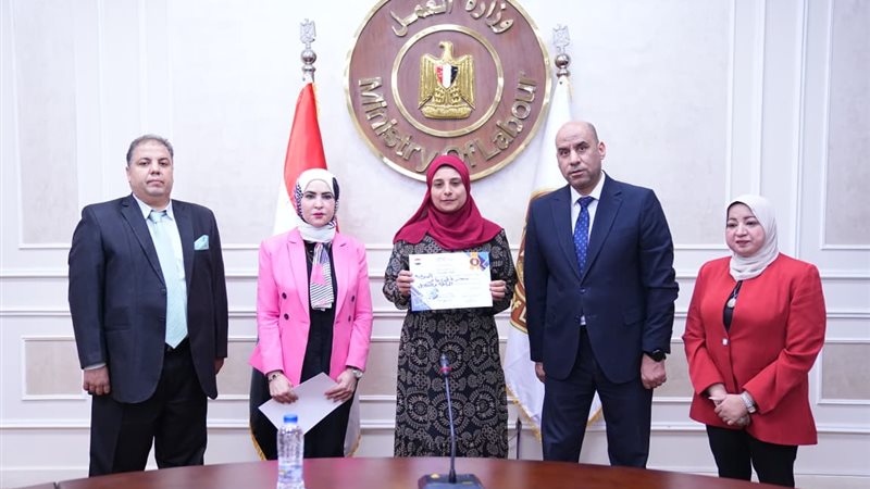 وزير العمل يسلم ماكينات خياطة وأدوات مهنية لسيدات معيلات في المنوفية وأسيوط