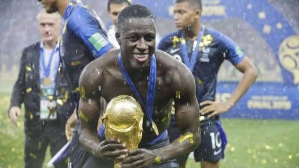 الفرنسي بنجامين ميندي يبيع نسخة كأس العالم 2018