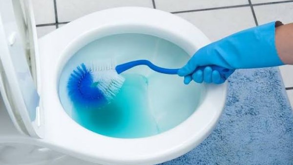 لماذا تظهر رائحة المجاري في الحمام فجأة؟.. 8 أسباب وطرق الحل بدون سباك