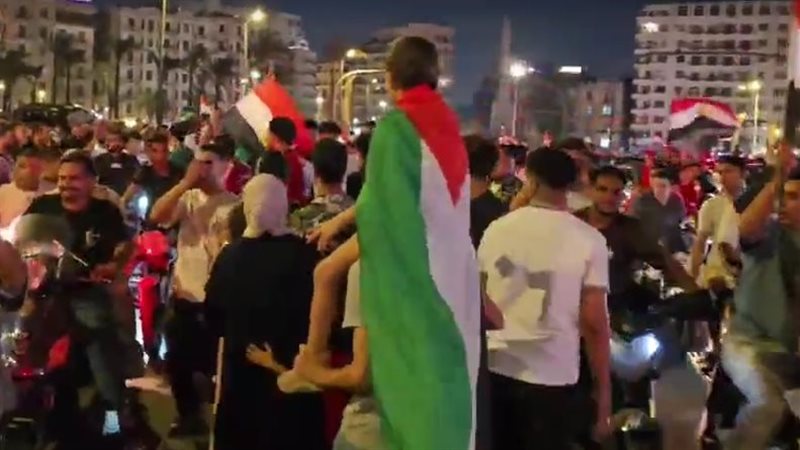 وسط رفرفة العلم الفلسطيني، احتفالات المصريين بميدان التحرير بعد تأهل الفراعنة لدور الـ16(فيديو)