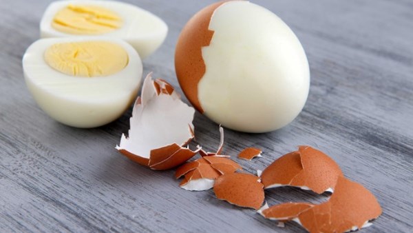 أخطاء عند سلق البيض تجعله صعب التقشير.. تجنبها