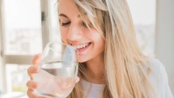 هل شرب الماء فور الاستيقاظ مفيد للصحة؟.. الحقيقة كاملة