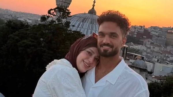 بعد تصريحات والدته.. زيكو رفقة زوجته فى لحظات رومانسية