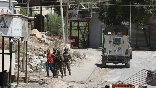 جيش الاحتلال يعتقل 70 فلسطينيا في الضفة الغربية