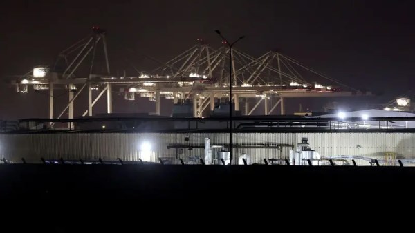 مصر: طائرة مسيّرة وراء حريق سفينتين في ميناء دمياط