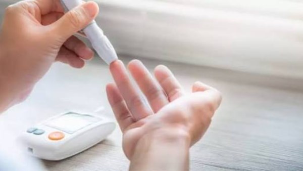 الغنية بالألياف أفضل.. ماذا يحدث لسكر الدم عند تناول الفاكهة؟